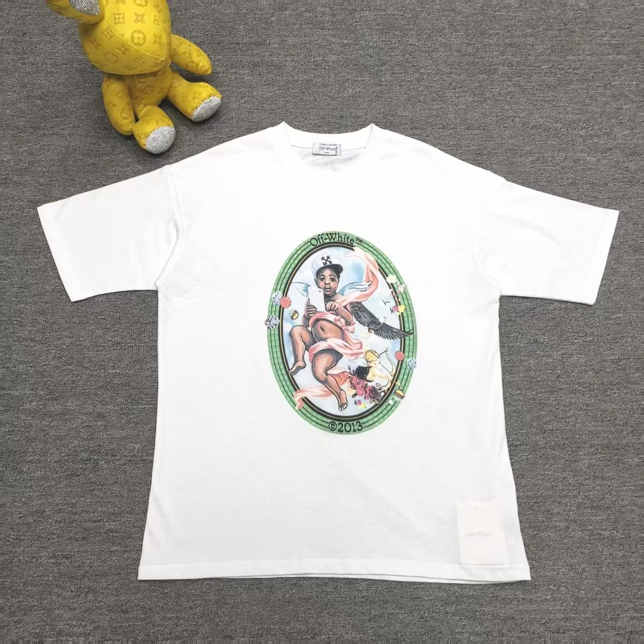 The top proven version OFF-WHI* 25SS new printed short-sleeves, loose fit, the same style for male and female couples stars. American designer Virgil Abloh founded the luxury street brand Off-White based on the pop culture of the younger generation. Walking between street culture and high-end fashion, contemporary elements are used to interpret youth culture, and fine workmanship is used to interpret trendy clothing. Photos, paintings and eye-catching graphic printing are all sources of inspiration for the designer. 32 counts of 260g double yarn pure cotton fabric, the printing uses Kornit digital direct injection technology, and the picture is clear. The white glue base ensures the firmness of the printing, and machine washing is stress-free - 1:1 original mold opening, ZP development, perfectly restored to the original version, produced by a large factory, not produced by a small factory on the market, fine wiring, top-notch craftsmanship, welcome to compare - A full set of customized accessories for collar labels, hang tags, and wash water labels - Exclusive logo packaging - No matter age, body shape or gender, it is very suitable for both men and women. All details are real photos, buy with confidence. Color: black, white gray Size: S-XL P;120